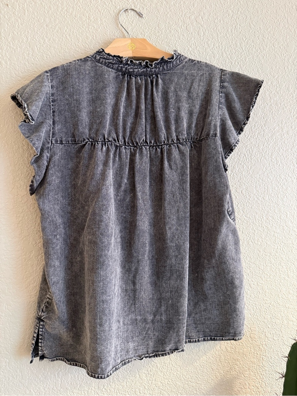 Rails Ruthie Acid Washed Black Ruffle-Trim Button Front Blouse Flutter Sleeve - Picture 5 of 5